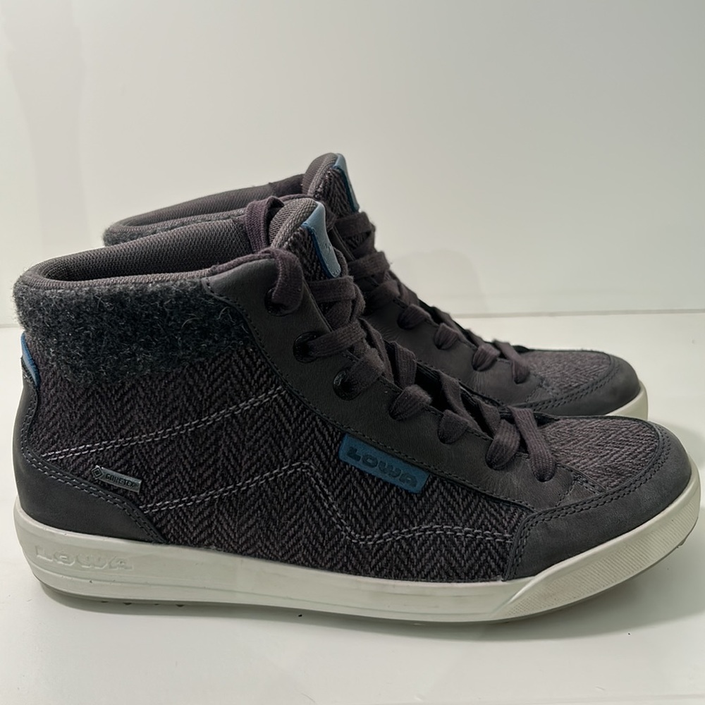 Lowa women’s Size 7 light grey boot.